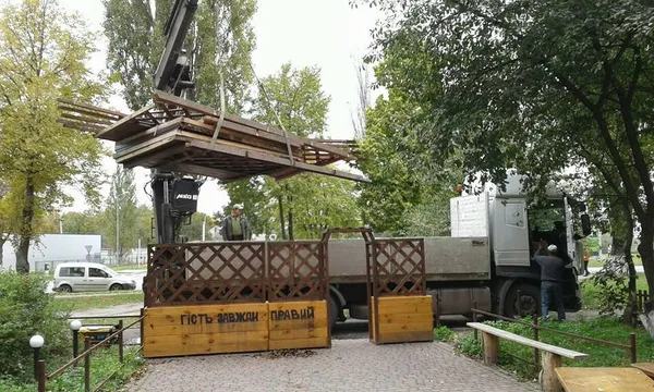 Луцькі муніципали «розібрали» альтанку біля пабу, яка стояла роками (фото)