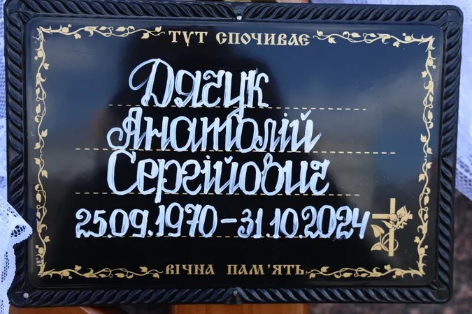 Луцьк навколішки прощався з трьома загиблими захисниками Русланом Новосадом, Владиславом Павлюком та Анатолієм Дячуком
