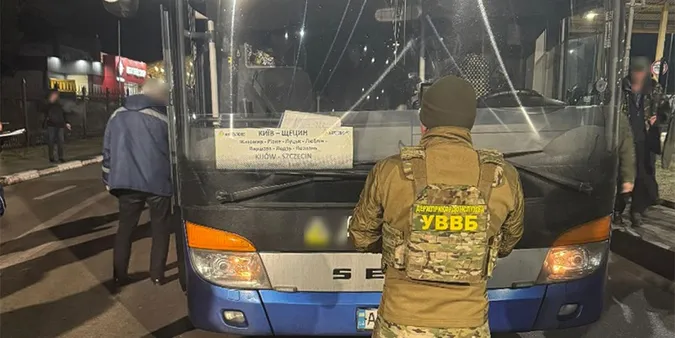Лучанин організував виїзд ухилянтів за кордон в рейсових автобусах (фото)