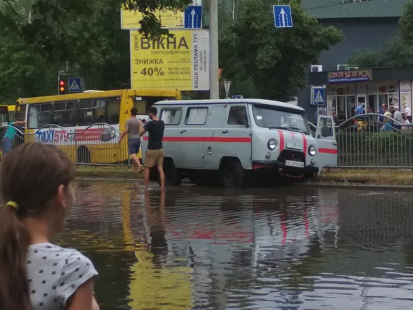 У Луцьку біля «Салюта» у «водяному полоні» опинилася швидка (фото)