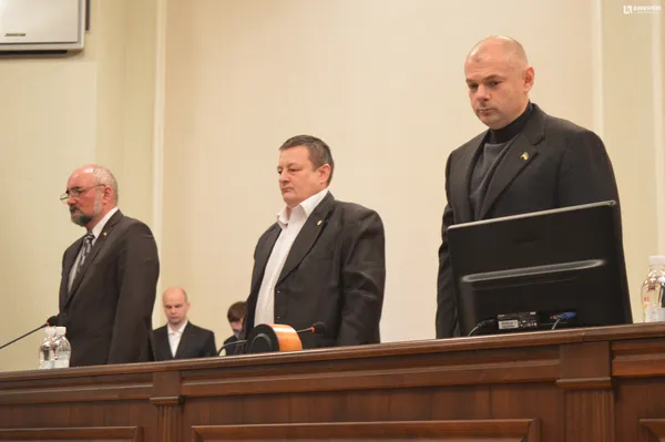 Сесійне засідання депутати розпочали із Хвилини мовчання, яка супроводжувалася сумовитою піснею «Пливе кача»
