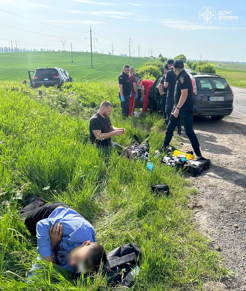 Волинські сапери по дорозі на Схід допомогли потерпілим у ДТП на Рівненщині (фото)