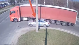 У Луцьку «ауді» влетіло у вантажівку (відео)