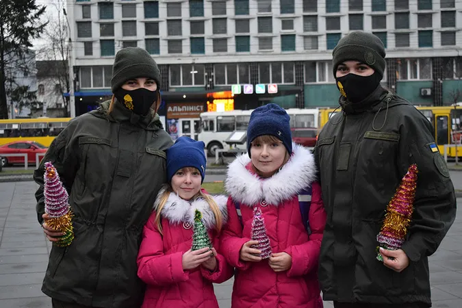 У Луцьку нацгвардійці роздавали перехожим ялинки (фото)