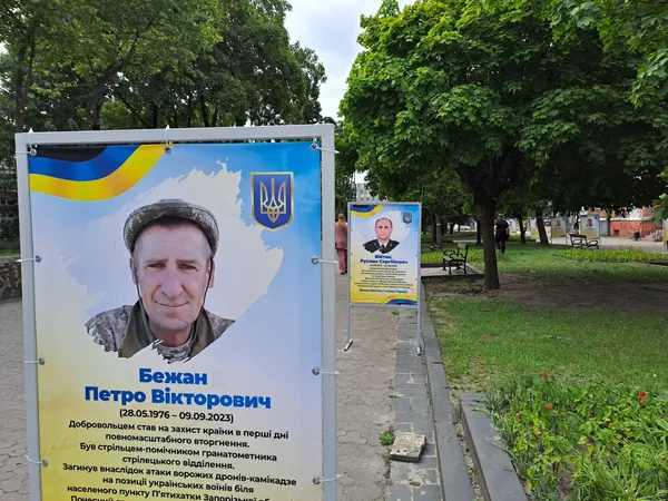 У Ковелі встановили банери зі світлинами загиблих Героїв, але це тимчасово (фото)