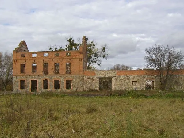 На Київщині продають столітній водяний млин (фото)