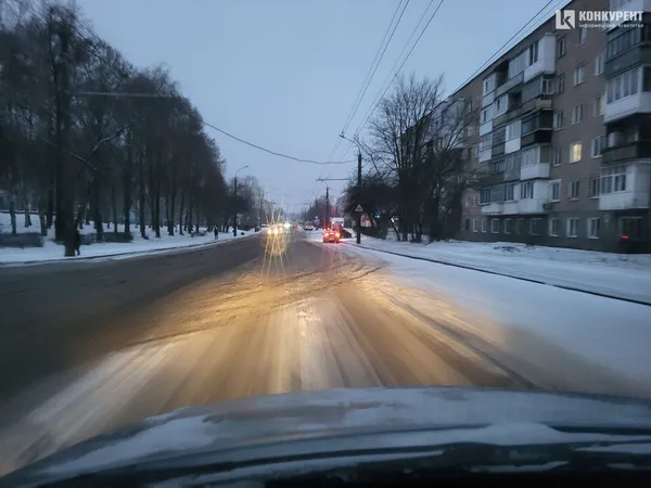 Не добрий ранок у Луцьку: на дорогах – каша, комунальної техніки не видно (фото, відео)
