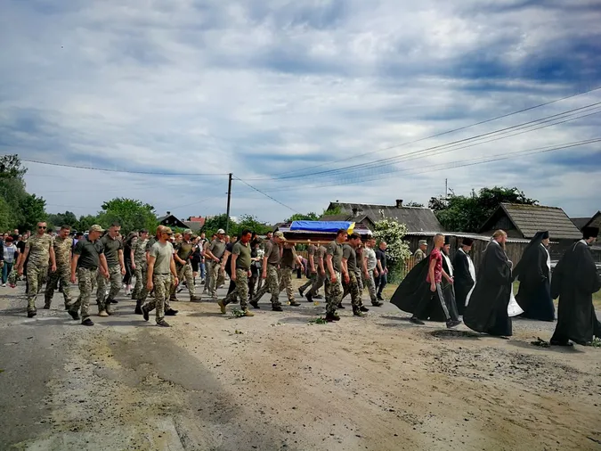 Громада зустріла навколішки: на Волині прощалися з Героєм Олексієм Омельчуком