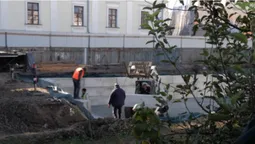 Скандальна забудова у Луцьку на Кафедральній триває, попри відкритий кримінал (відео)