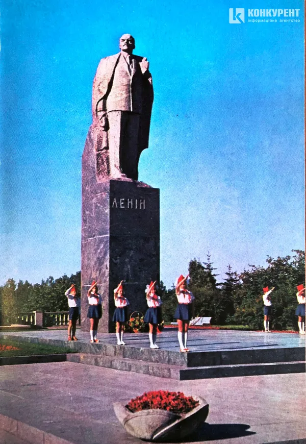 Ленін, Сталін, пропаганда, або Як святкували Жовтневу революцію у Луцьку (фото)