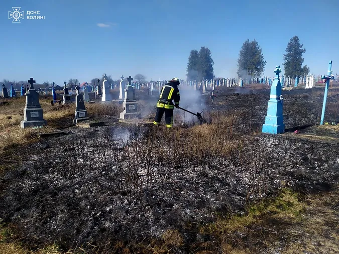 Горіли хрести і пам'ятники: на Волині невідомі підпалили кладовище (фото)