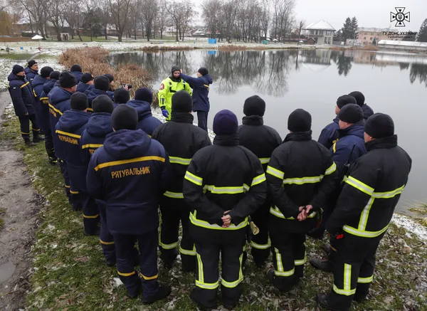 Луцькі рятувальники випробували спорядження для роботи в крижаній воді (фото)