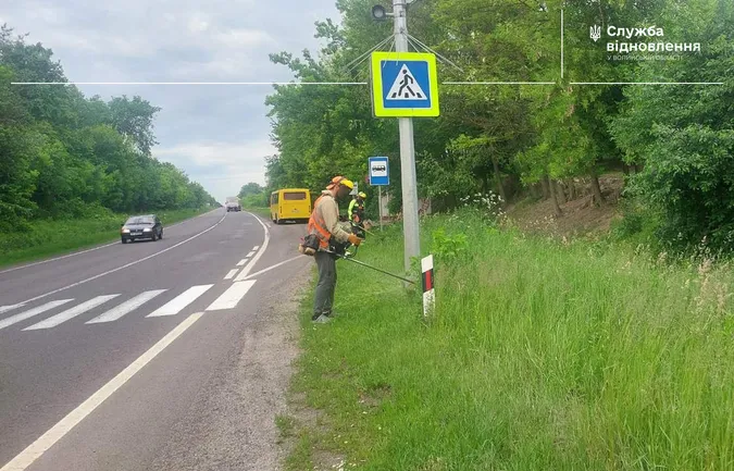 На Волині вздовж важливих доріг викошують траву: для чого (фото)