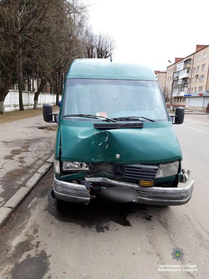 У Луцьку п'янючий водій «зніс» електроопору і втік (фото)