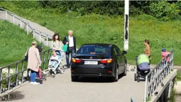 У Луцьку Lexus «заблукав» у парку 900-річчя (відео)