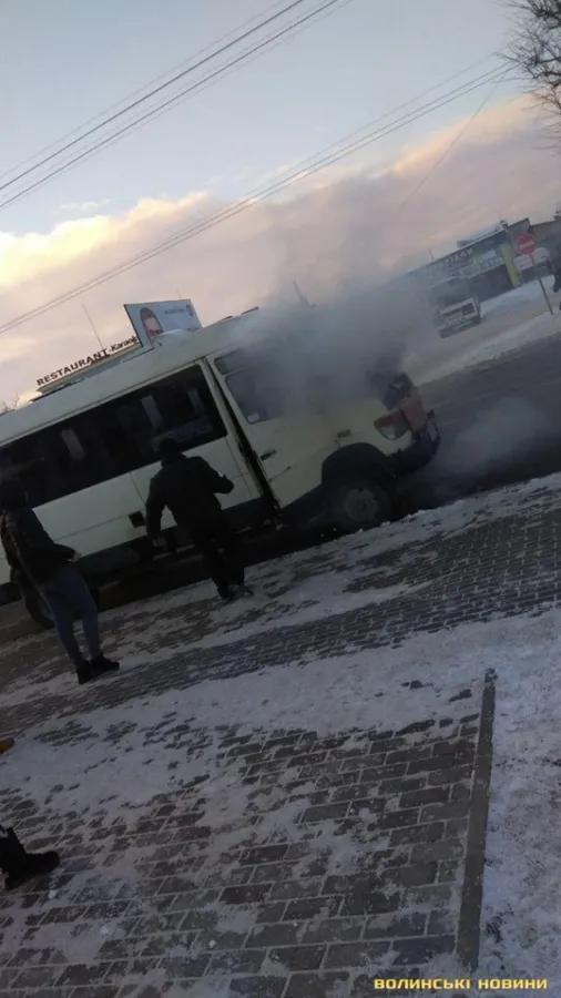У Луцьку загорілася маршрутка, яка перевозила людей (фото)