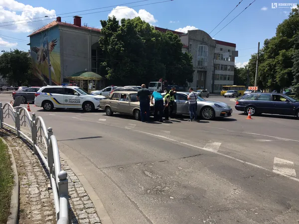 У Луцьку біля «Променя» не розминулися «порш» і «жигулі» (фото)