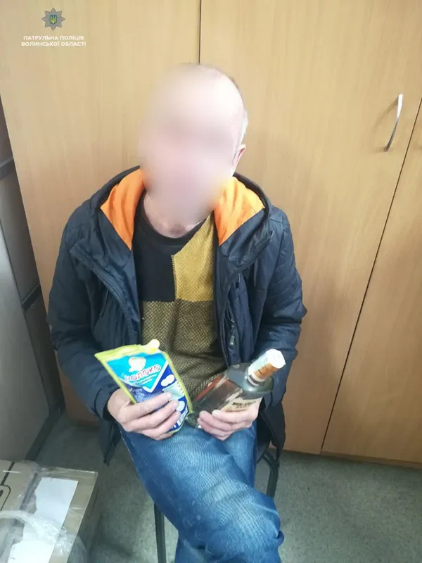 У Луцьку чоловік крав з магазинів горілку, згущене молоко й бекон (фото)