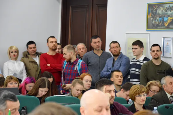 Когось з присутніх цікавила доля скверу авіаторів, а хтось до ночі не покидав стіни сесійної зали через  земельні ділянки для «Житлового кварталу»