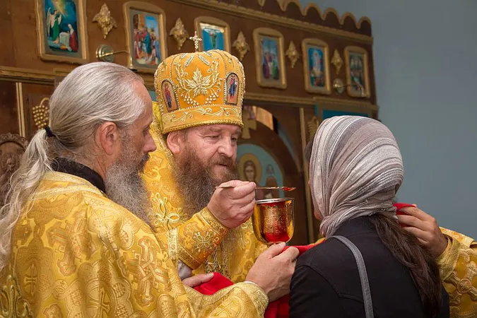 Причастя з однієї ложки: чи можна підчепити інфекцію