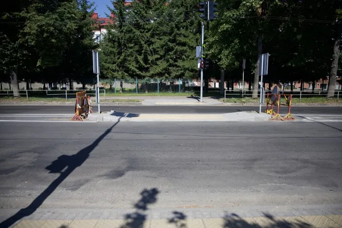 У Луцьку на Львівській встановили світлофор з «острівцем безпеки» (фото)