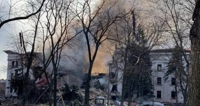 Бомбосховище витримало: у Маріуполі почали розбирати завали зруйнованого драмтеатру