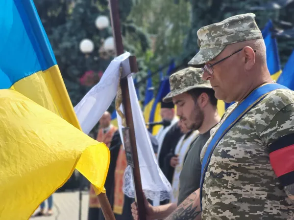 Сотні ковельчан стали на коліна перед загиблим Героєм (фото)