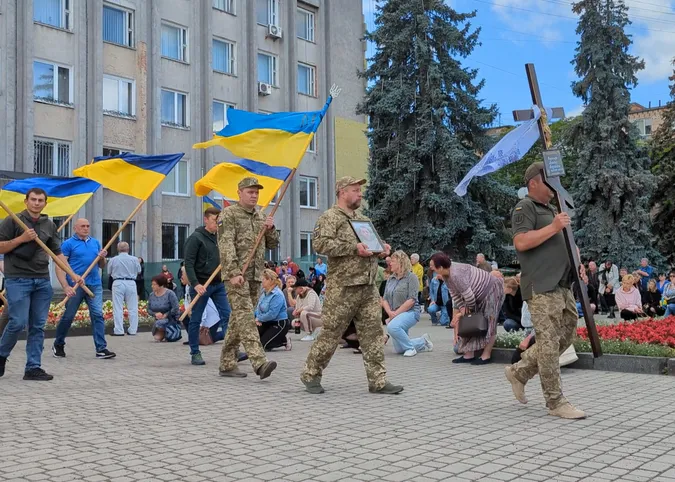 Майже рік вважався зниклим безвісти: Ковель навколішки попрощався з Героєм Віктором Дорощуком