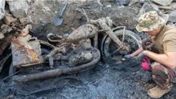 Дунай обмілів і відкрив таємницю: з-під води показався німецький військовий мотоцикл із останками солдата (фото)