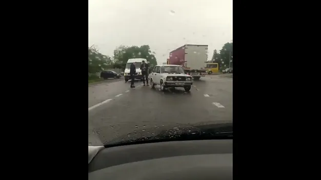 У Нововолинську бус врізався у «жигулі» (відео)