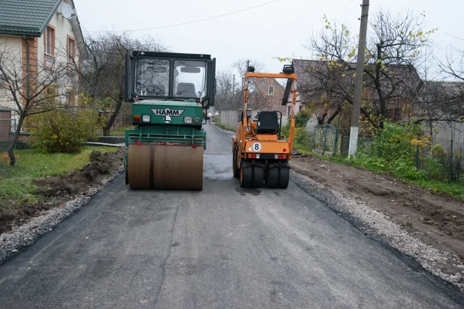 Попри війну у Луцькій громаді ремонтують дороги (фото)
