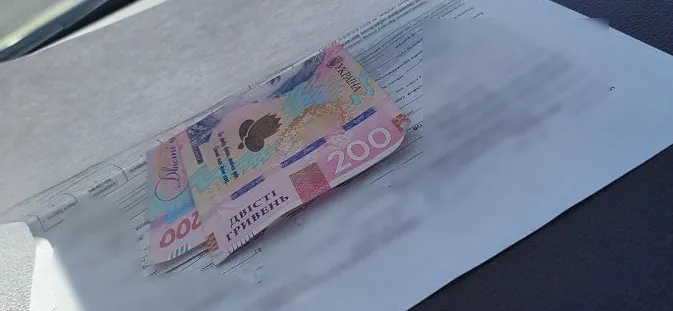 На Волині водій закинув у патрульне авто 400 гривень