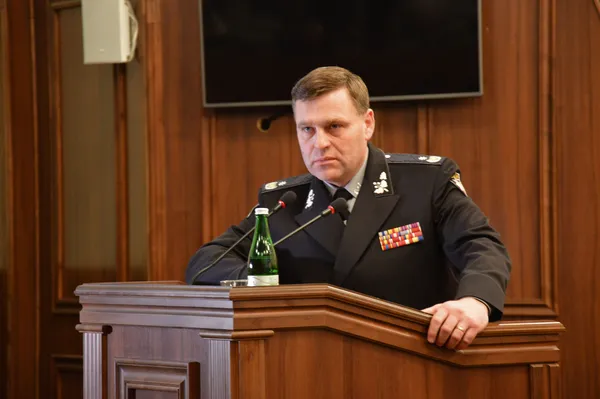 ...ну і Петро Шпига, якого минулої сесії пропонували звільнити, а цієї особливо «не пресували» і навіть про обшук в кабінеті ректора Петра Савчука не згадували.