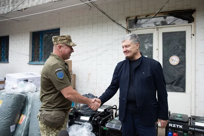Петро Порошенко побував на Донбасі – привіз на передову обладнання та вшанував українських героїв (фото)