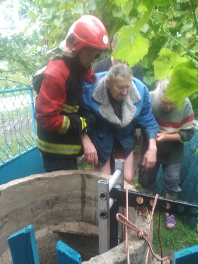 На Волині рятували чоловіка, що впав у колодязь (фото)