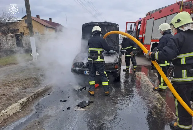У Рожищі посеред дороги загорівся легковик (фото, відео)
