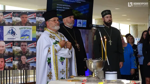«Їх тисячі»: у Луцьку відкрилась виставка, присвячена полоненим і безвісти зниклим військовим (фото)