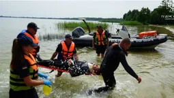 Шторм перекинув катамарани: на Світязі тренувалися рятувати людей (фото)