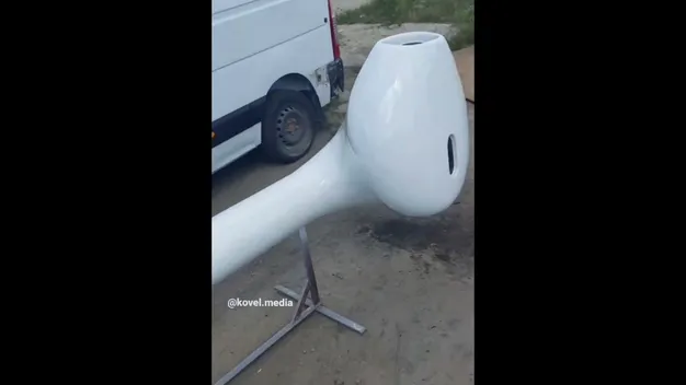 У Ковелі встановили найбільші AirPods у світі (відео)