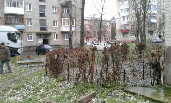 У Луцьку знесли  незаконні паркани на прибудинкових територіях (фото)
