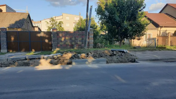 У Луцьку «немає грошей» на ЗСУ та освіту, але є на ремонти тротуарів (фото)