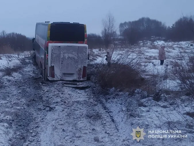 Автобус злетів з траси Львів – Луцьк: троє пасажирок травмовані (фото)