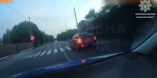 Відкрили вогонь по авто: у Луцьку патрульні затримали водія (відео)