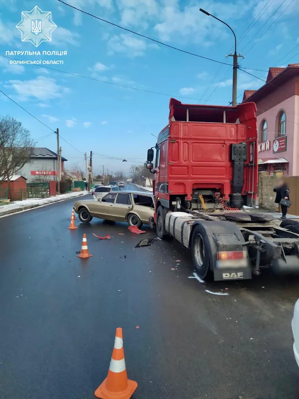 Фура протаранила припарковане авто: деталі ранкової ДТП у Луцьку (фото, відео)