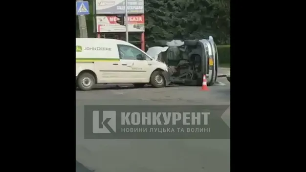 Аварія в Луцьку: від удару перекинувся автомобіль (фото, відео, оновлено)