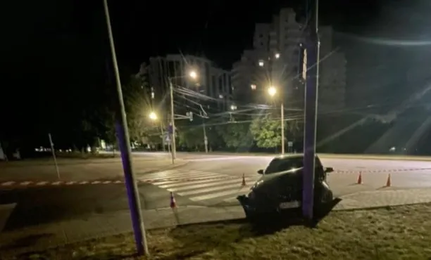 З розгону влетів у світлофор: деталі аварії у Луцьку на Київському майдані