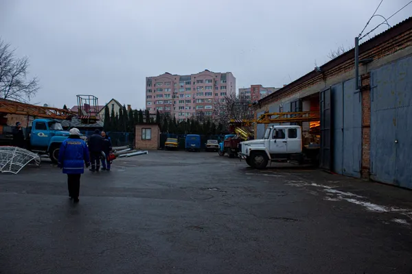 Історії навколо ялинки: хто і як прикрашає головні дерева міста (частина 2)