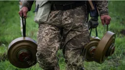 Мінують поля і риють траншеї: Україна робить північний кордон непрохідним (фото)