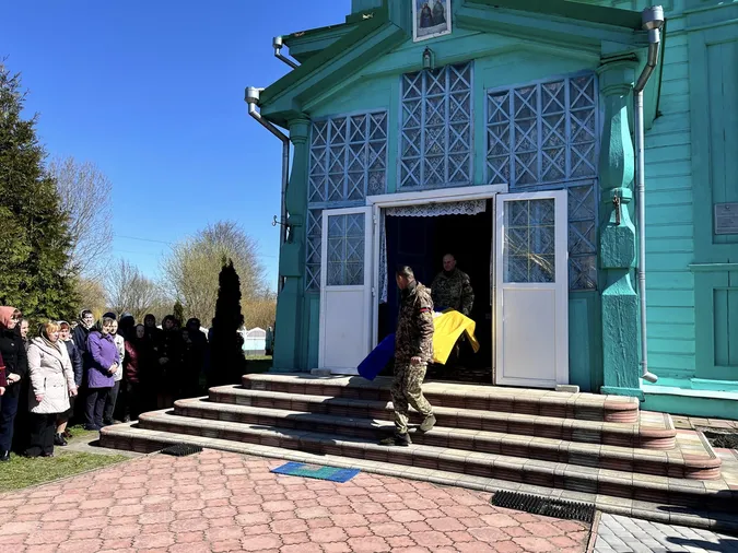 На Волині попрощалися із загиблим воїном Богданом Устіновим (фото)