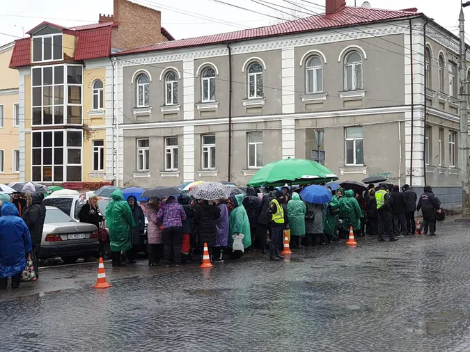 Перенесення Старого ринку: базарники мітингують під Луцькрадою (фото)